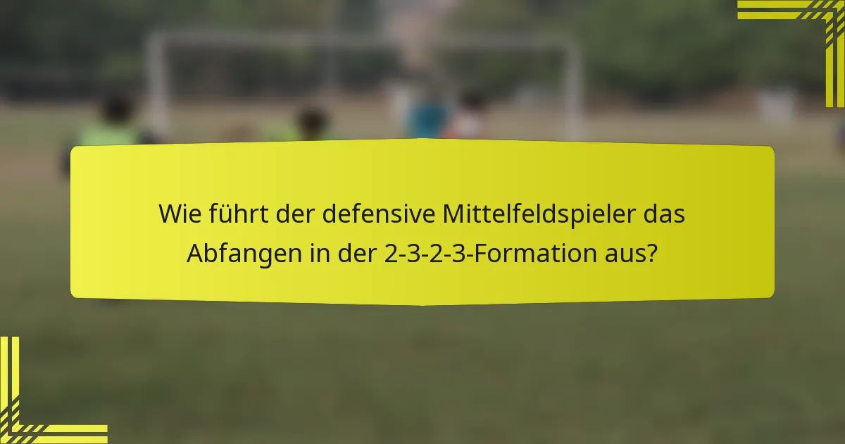 Wie führt der defensive Mittelfeldspieler das Abfangen in der 2-3-2-3-Formation aus?